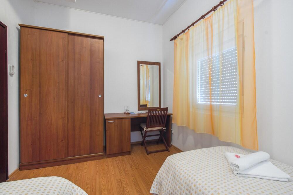 Hotel Plava Laguna Tisno Extérieur photo