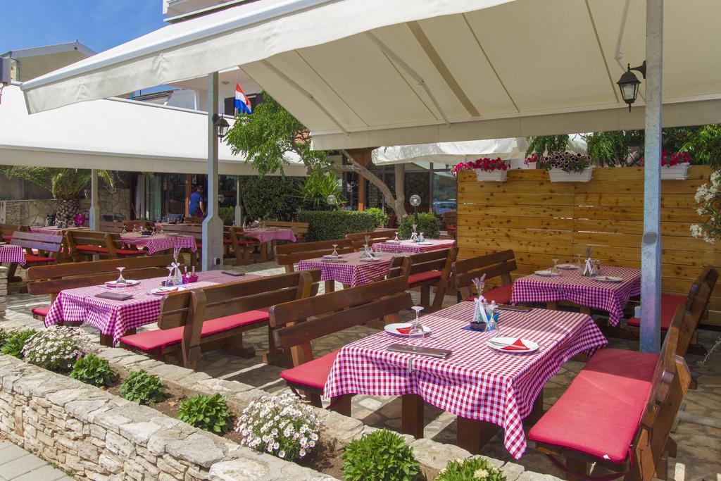 Hotel Plava Laguna Tisno Extérieur photo