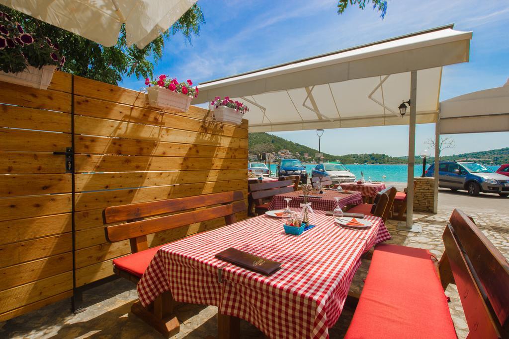Hotel Plava Laguna Tisno Extérieur photo