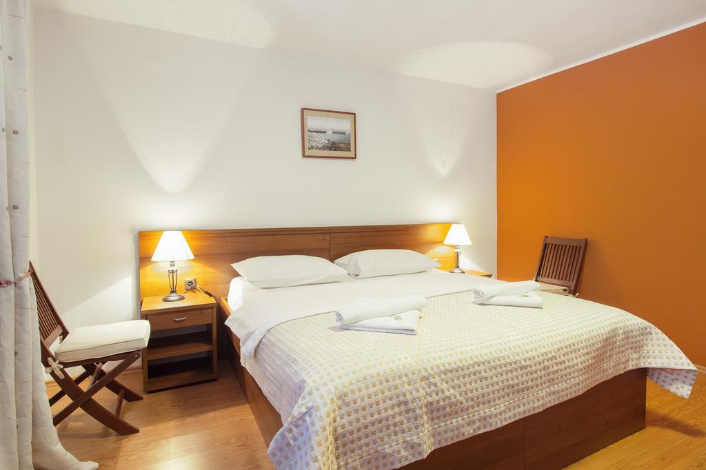 Hotel Plava Laguna Tisno Extérieur photo