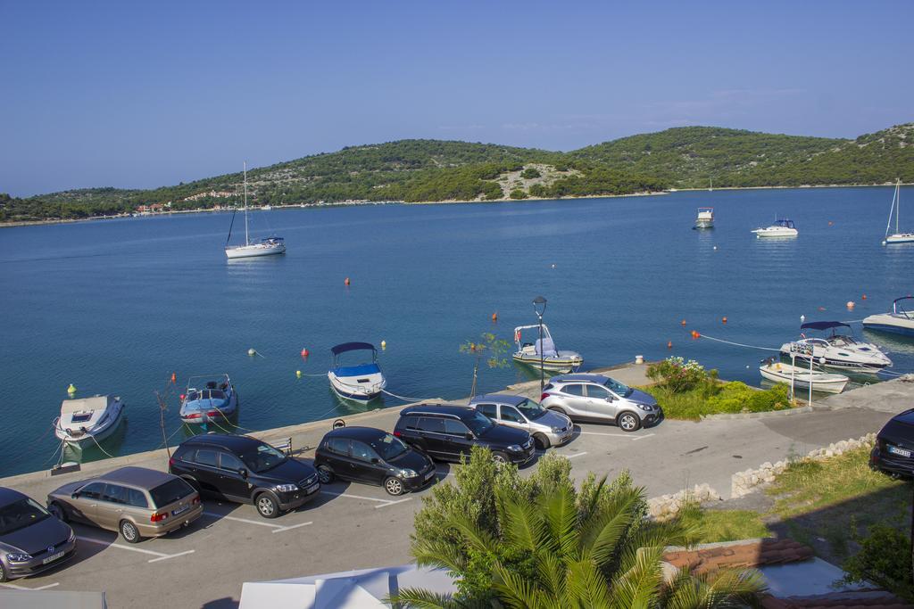 Hotel Plava Laguna Tisno Extérieur photo