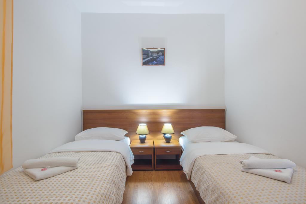 Hotel Plava Laguna Tisno Extérieur photo
