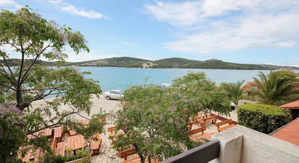 Hotel Plava Laguna Tisno Extérieur photo