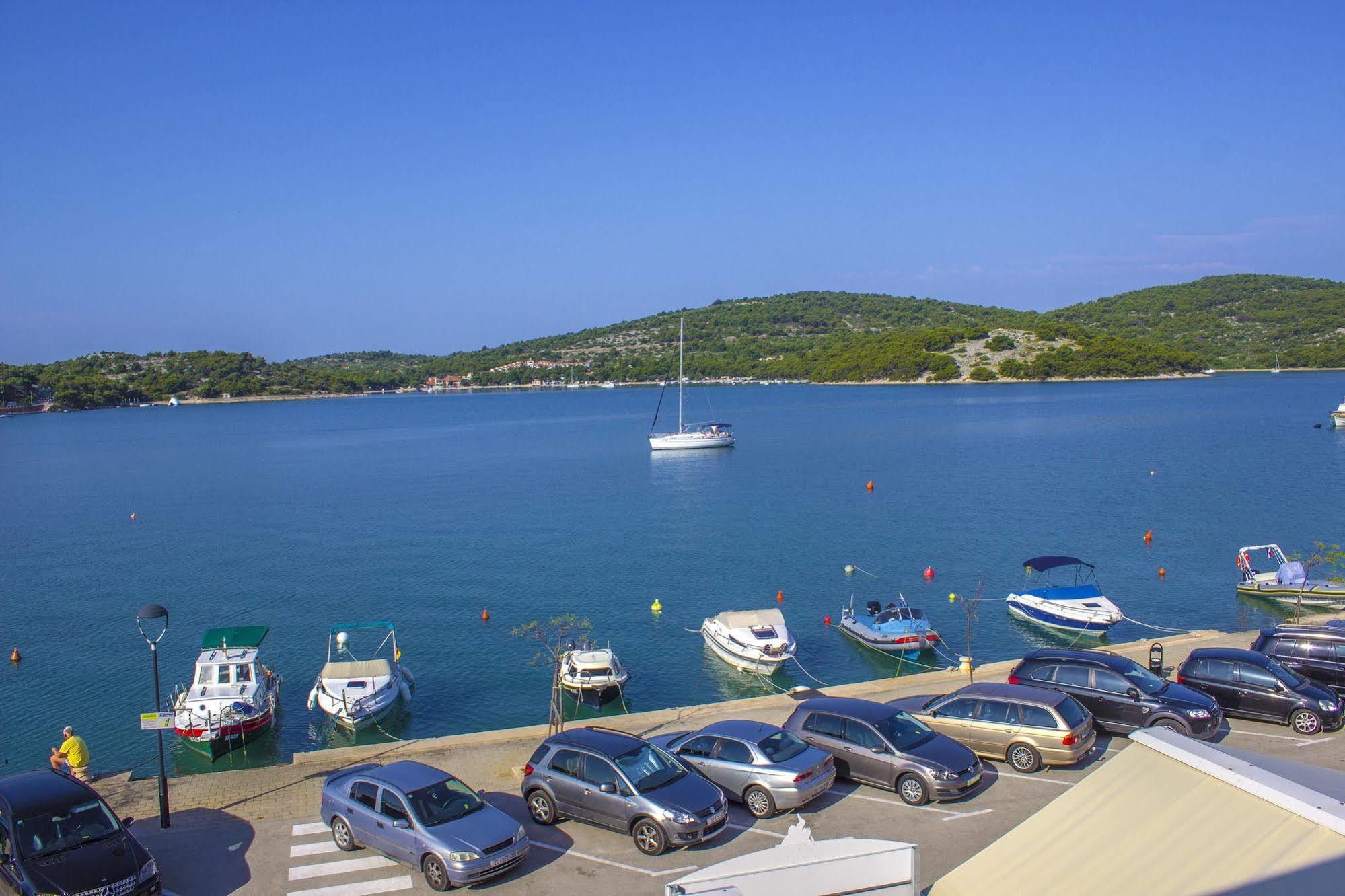 Hotel Plava Laguna Tisno Extérieur photo