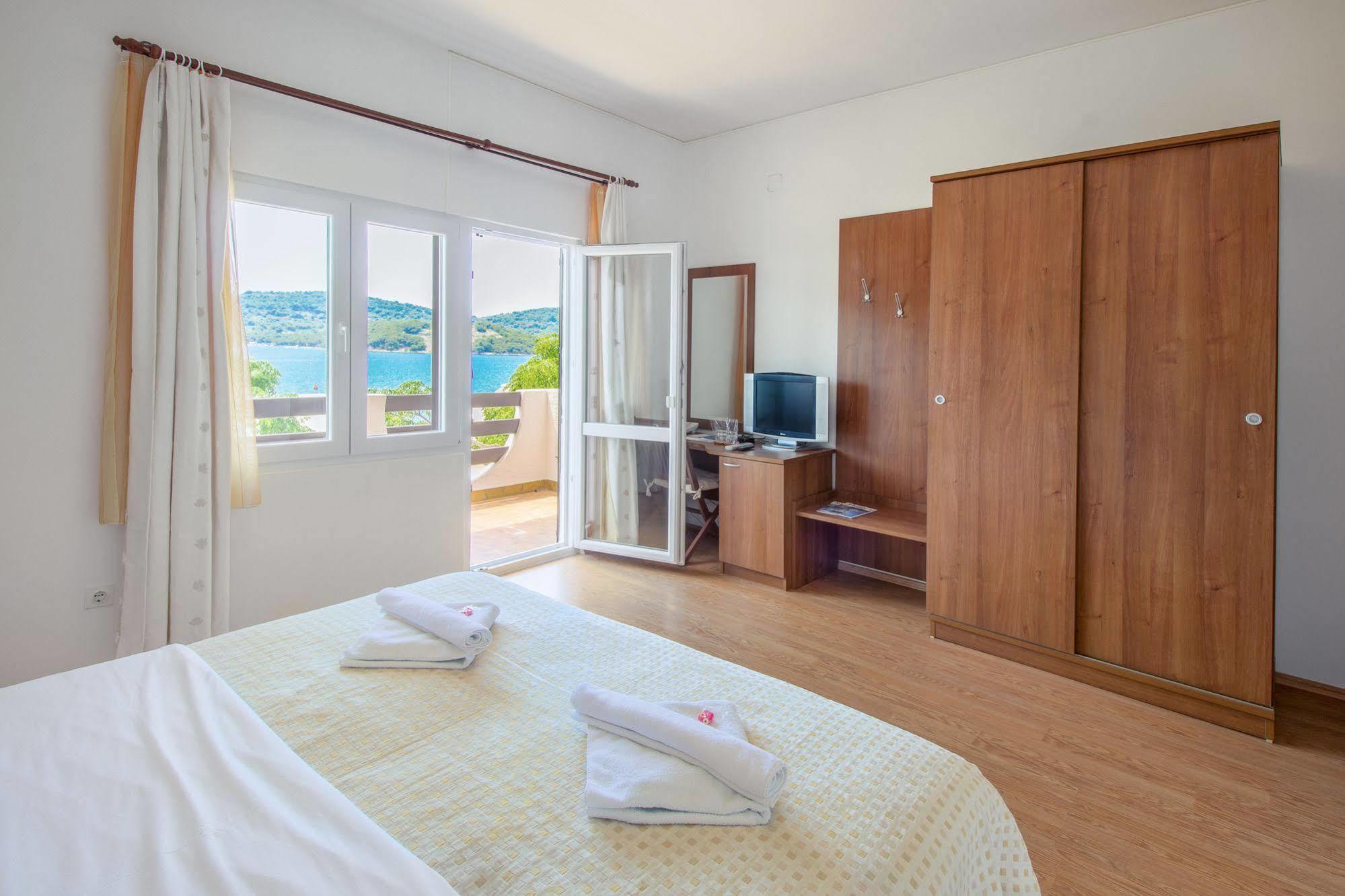 Hotel Plava Laguna Tisno Extérieur photo