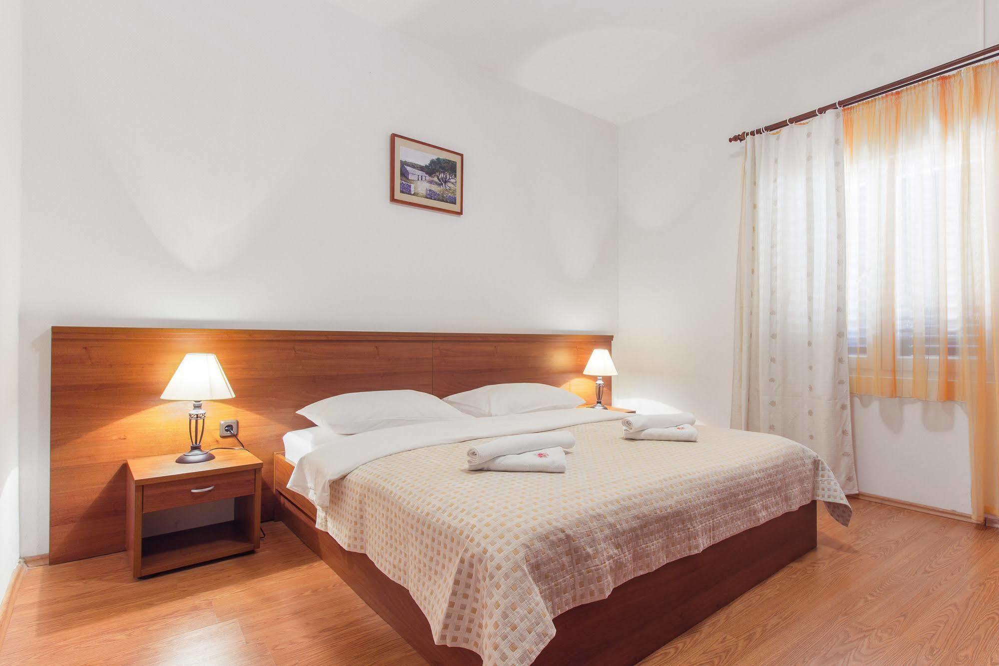 Hotel Plava Laguna Tisno Extérieur photo