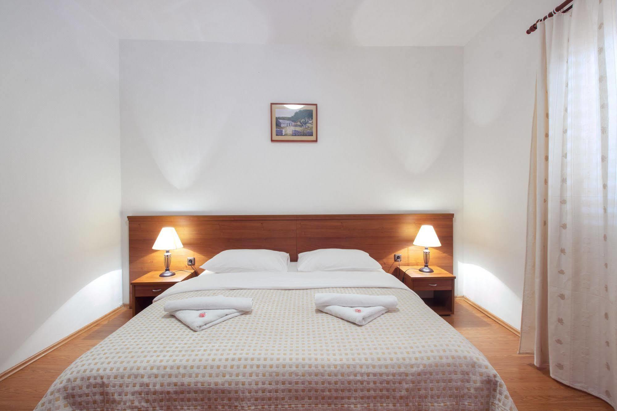 Hotel Plava Laguna Tisno Extérieur photo