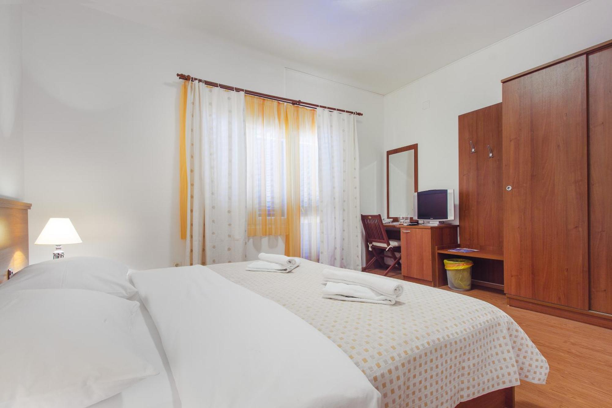 Hotel Plava Laguna Tisno Extérieur photo