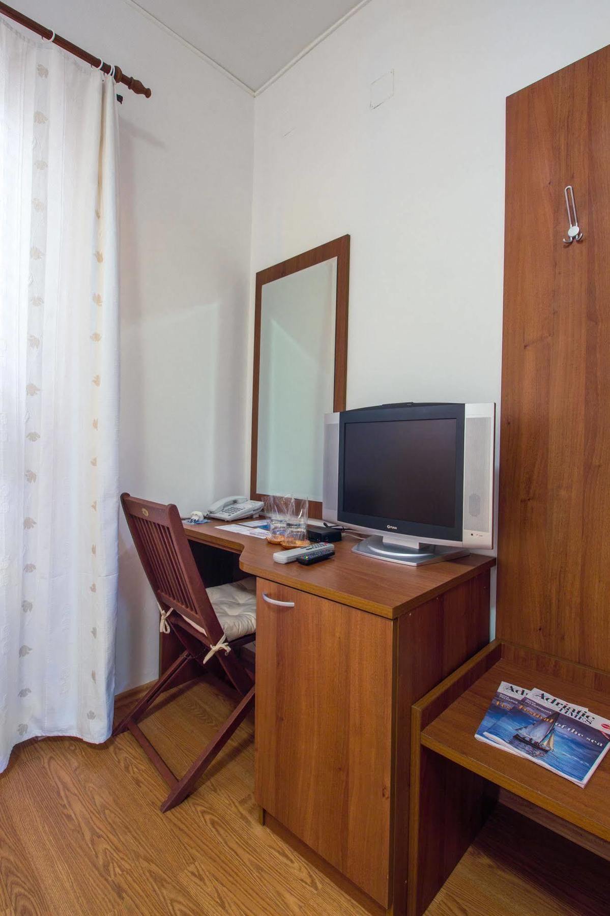 Hotel Plava Laguna Tisno Extérieur photo