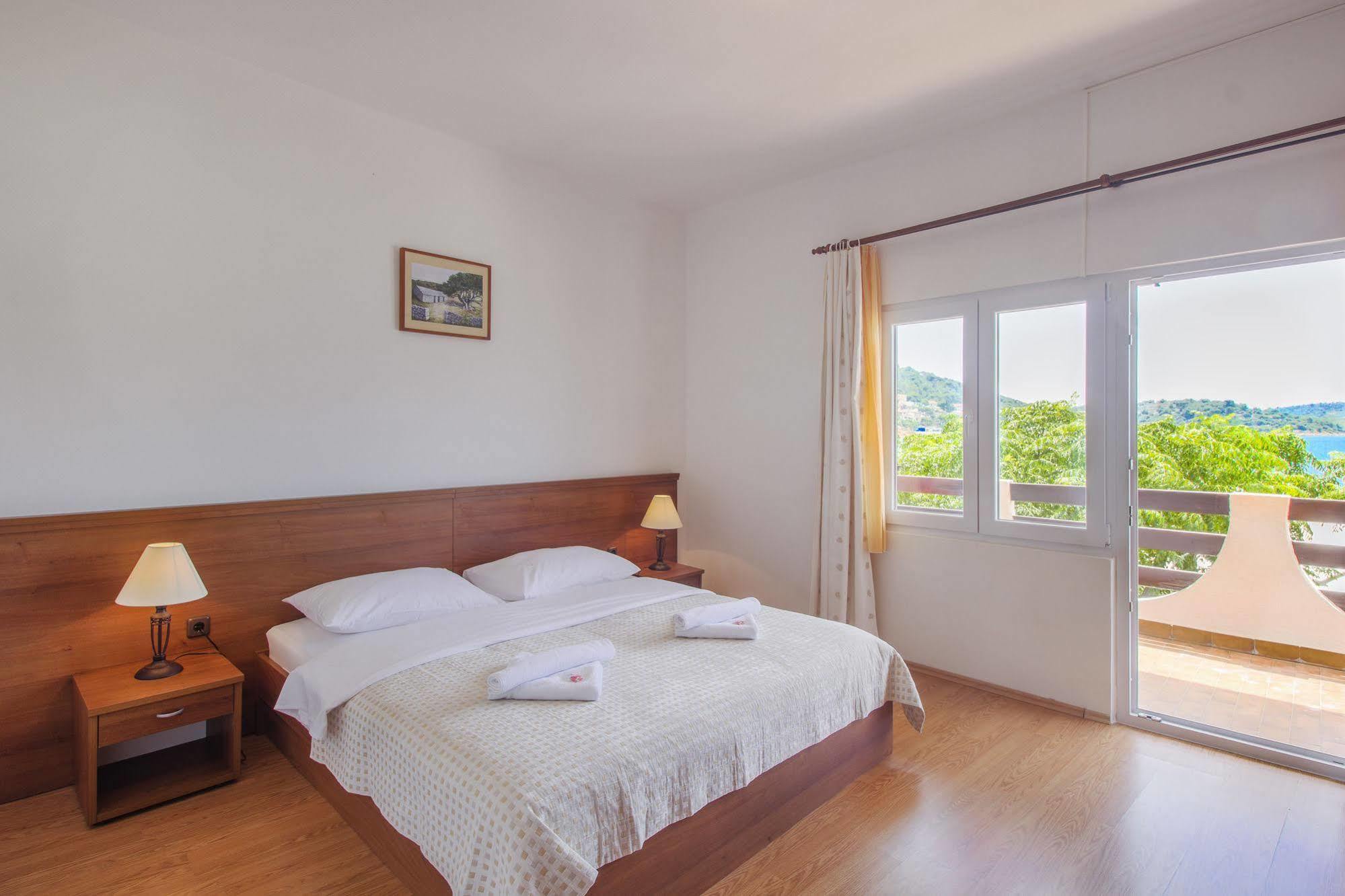 Hotel Plava Laguna Tisno Extérieur photo