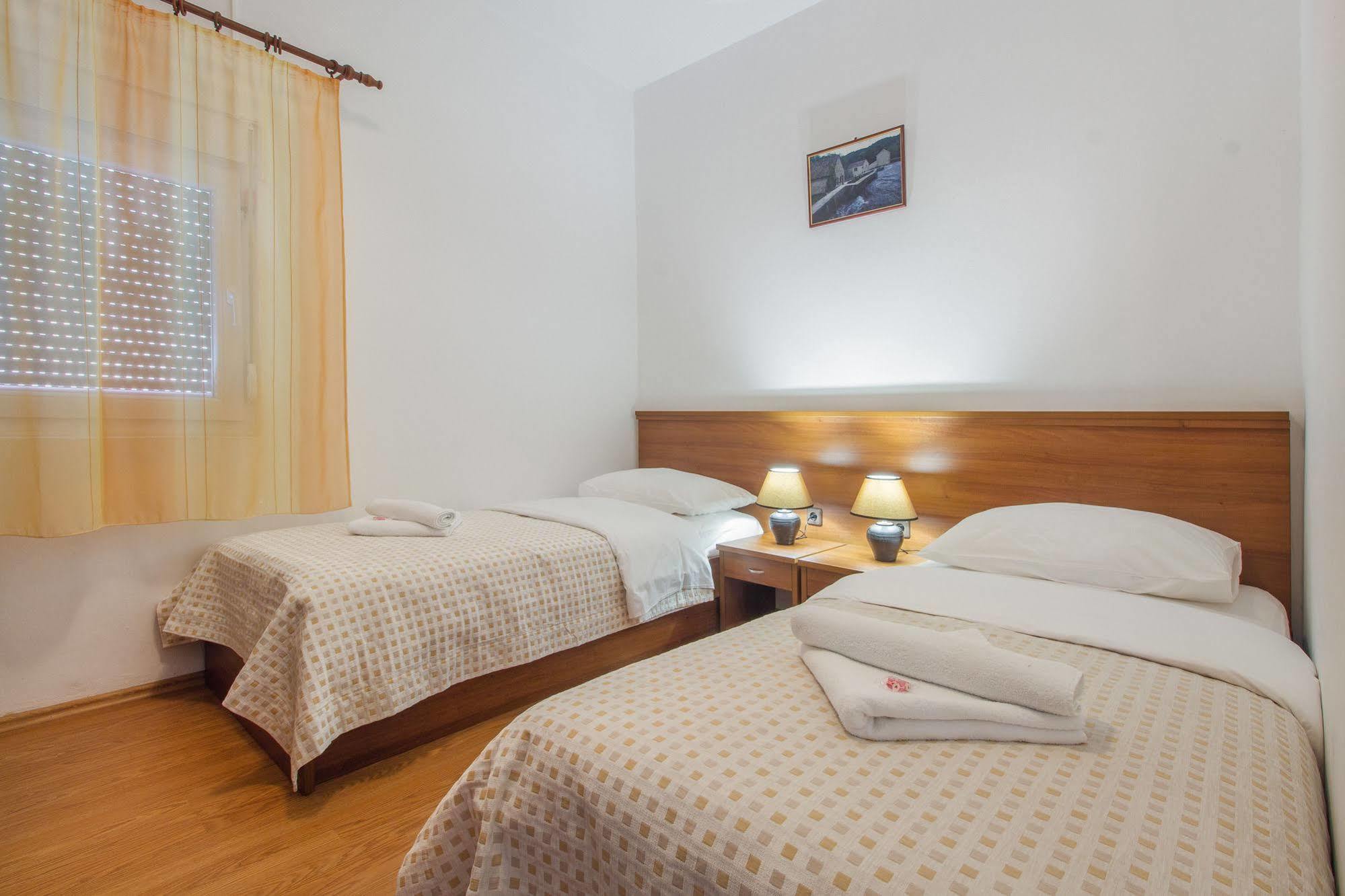 Hotel Plava Laguna Tisno Extérieur photo