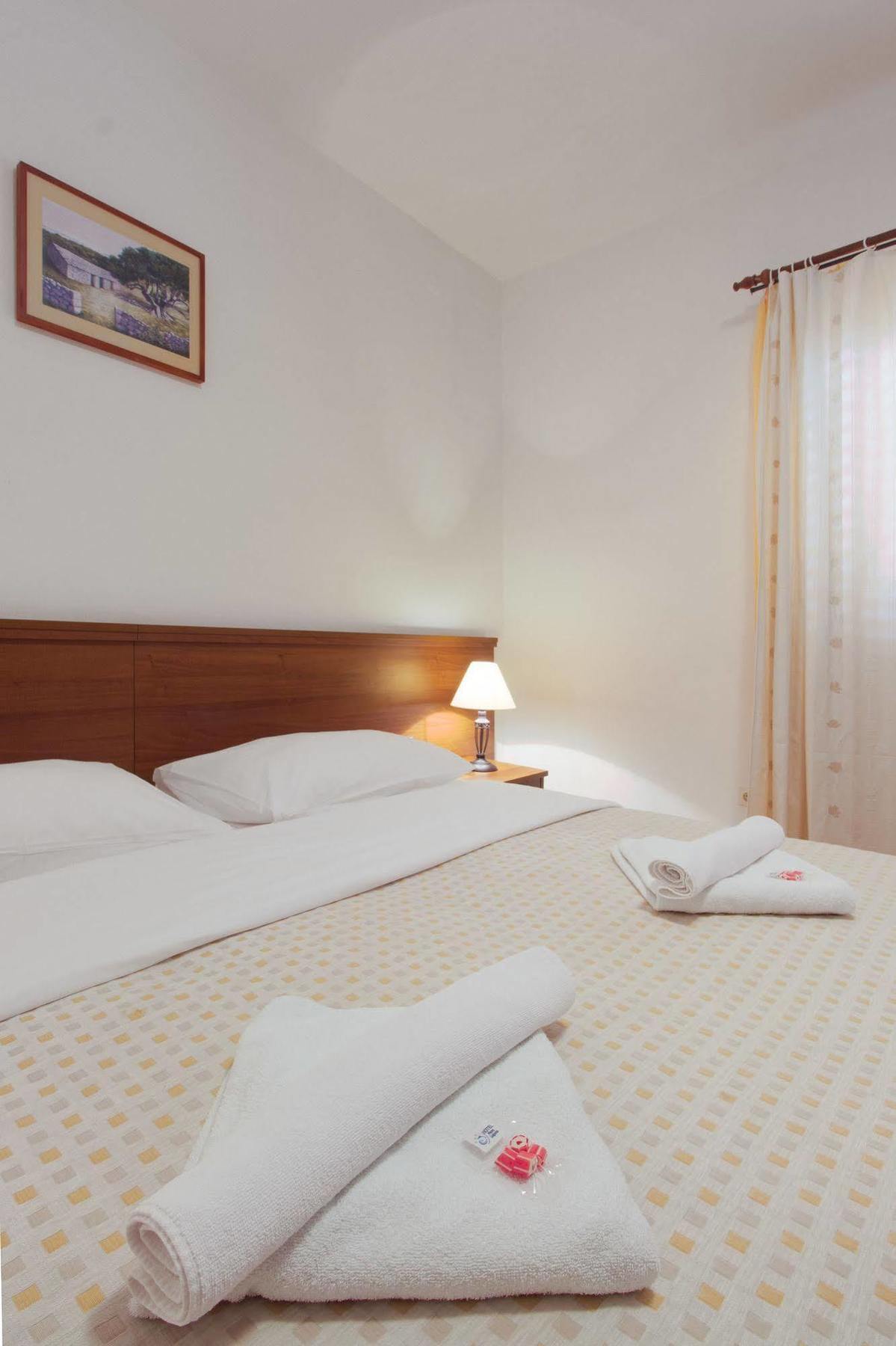 Hotel Plava Laguna Tisno Extérieur photo