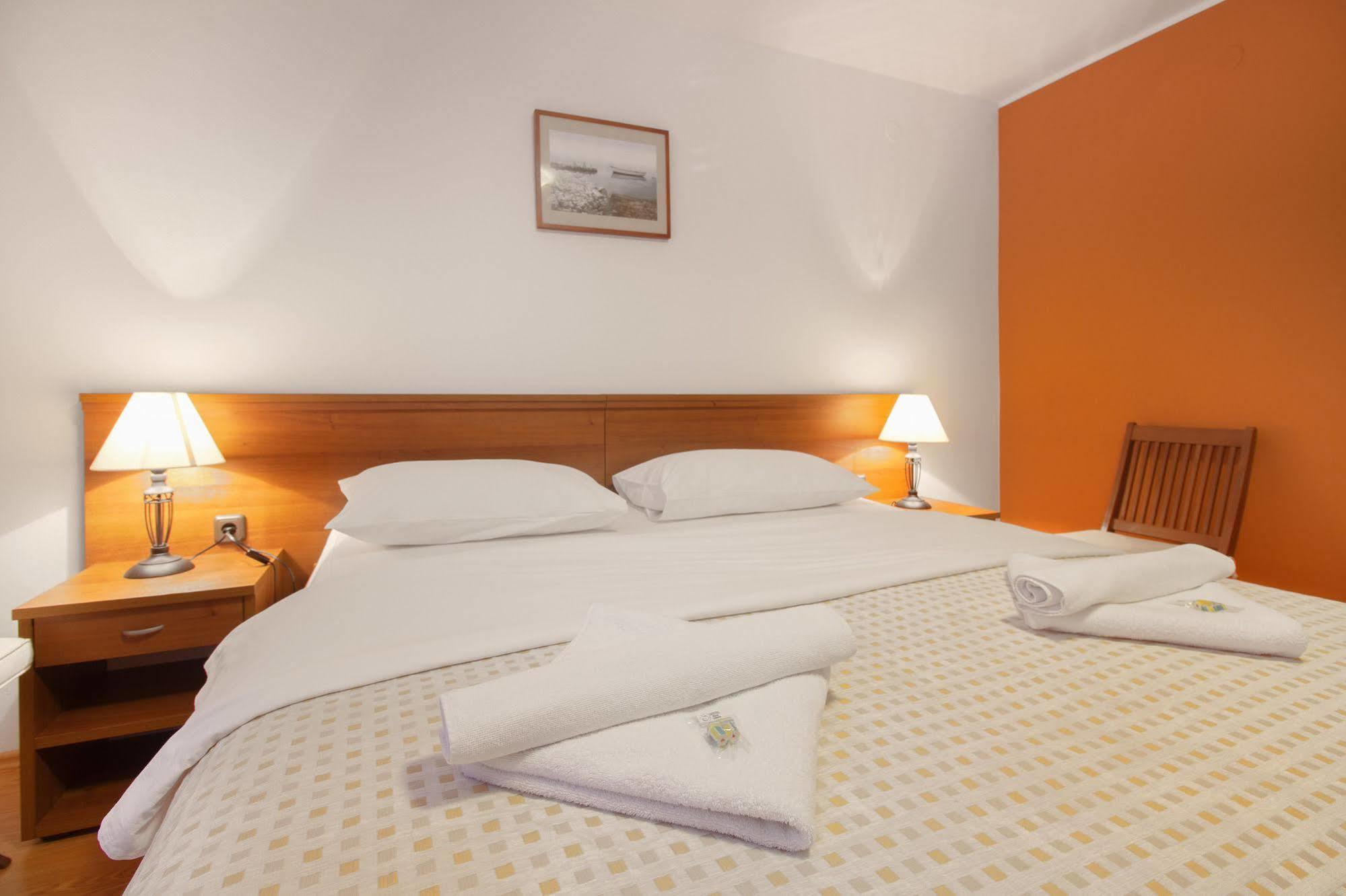 Hotel Plava Laguna Tisno Extérieur photo