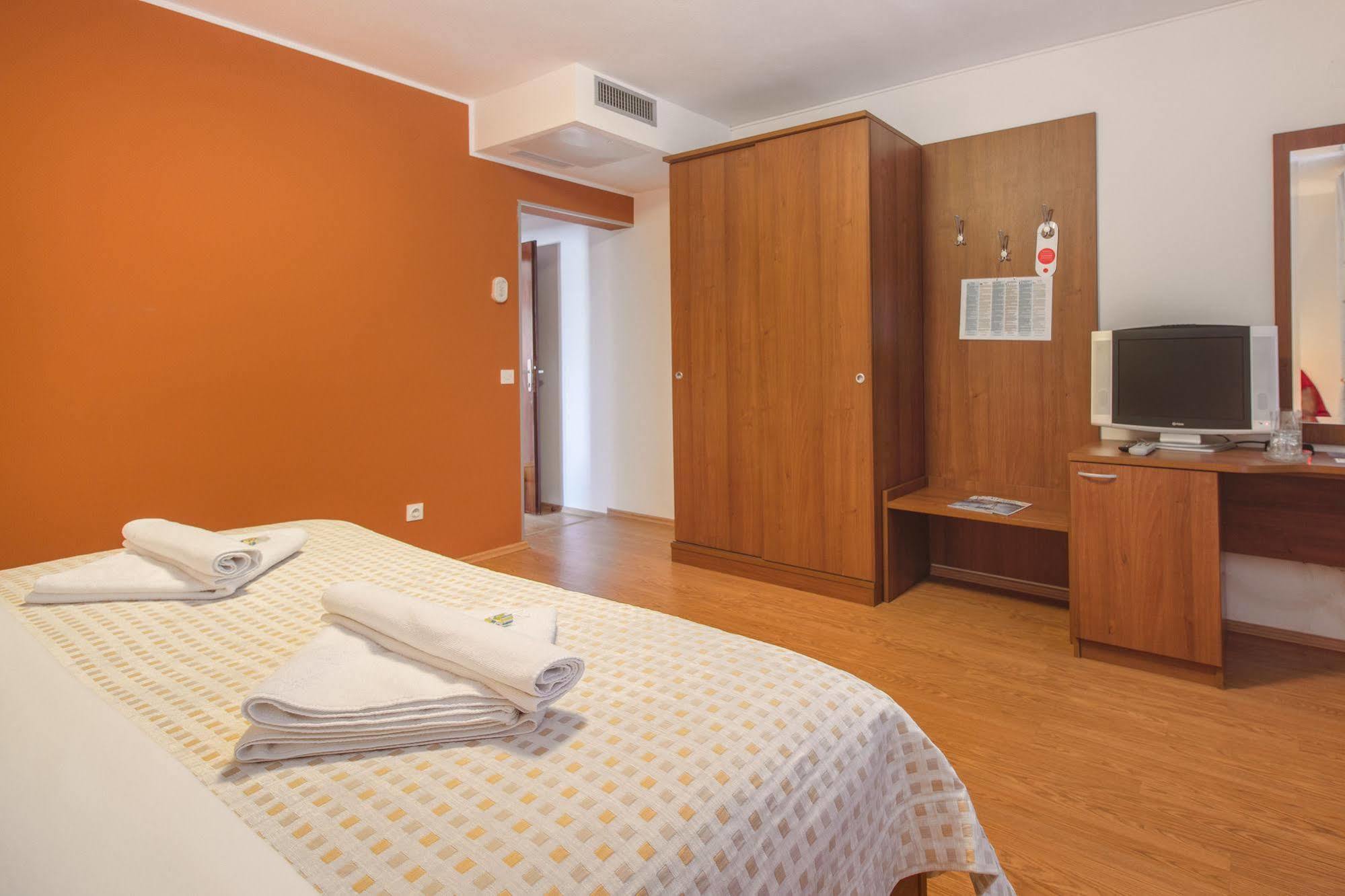 Hotel Plava Laguna Tisno Extérieur photo